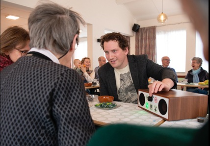 Rens Brankaert, showing new technology to a person living with dementia at De Meerpal